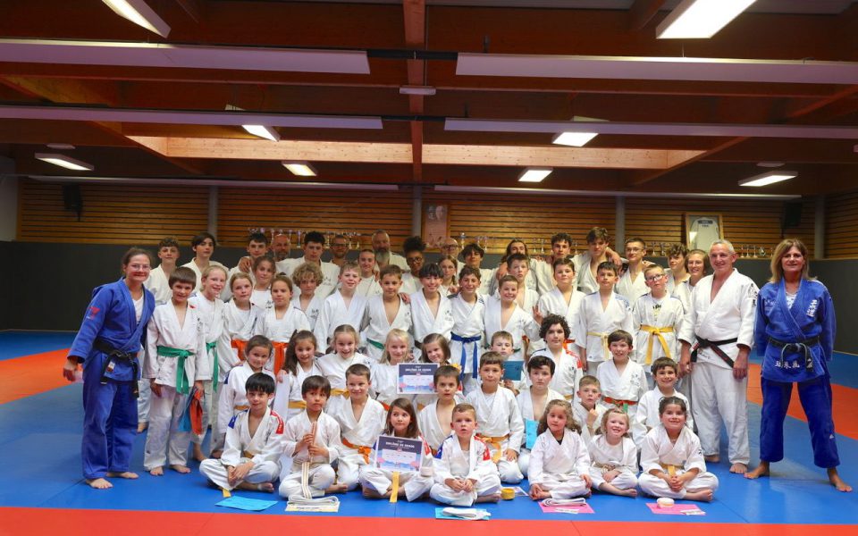 Le groupe du Judo Club Petit-Caux réuni sur le tatami avec les récompenses de fin de saison