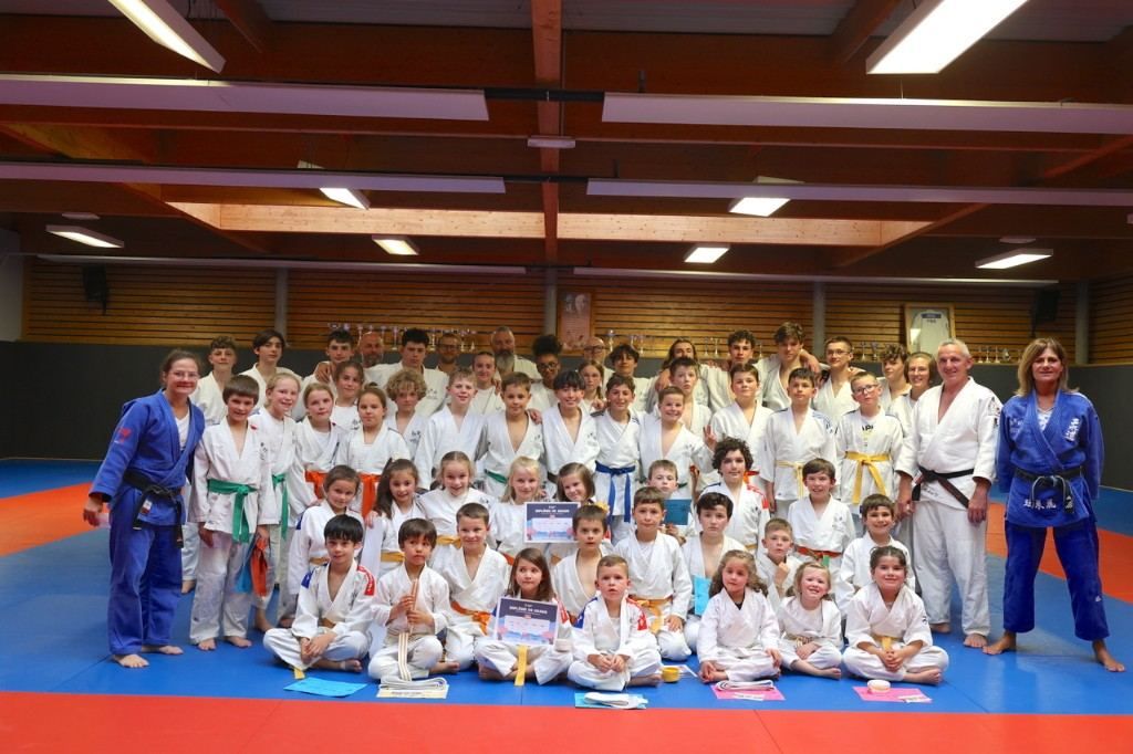 Le groupe du Judo Club Petit-Caux réuni sur le tatami de Belleville-sur-Mer