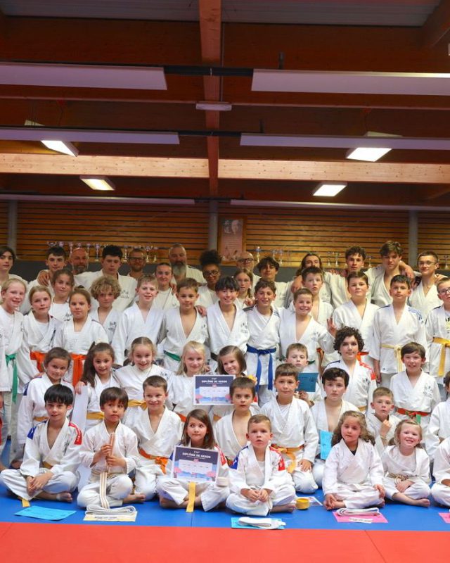 Le groupe du Judo Club Petit-Caux réuni sur le tatami avec les récompenses de fin de saison