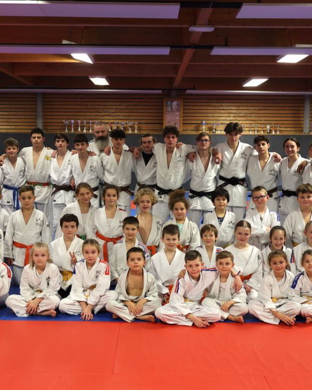 Les judokas du club rassemblés dans le dojo de Belleville-sur-Mer