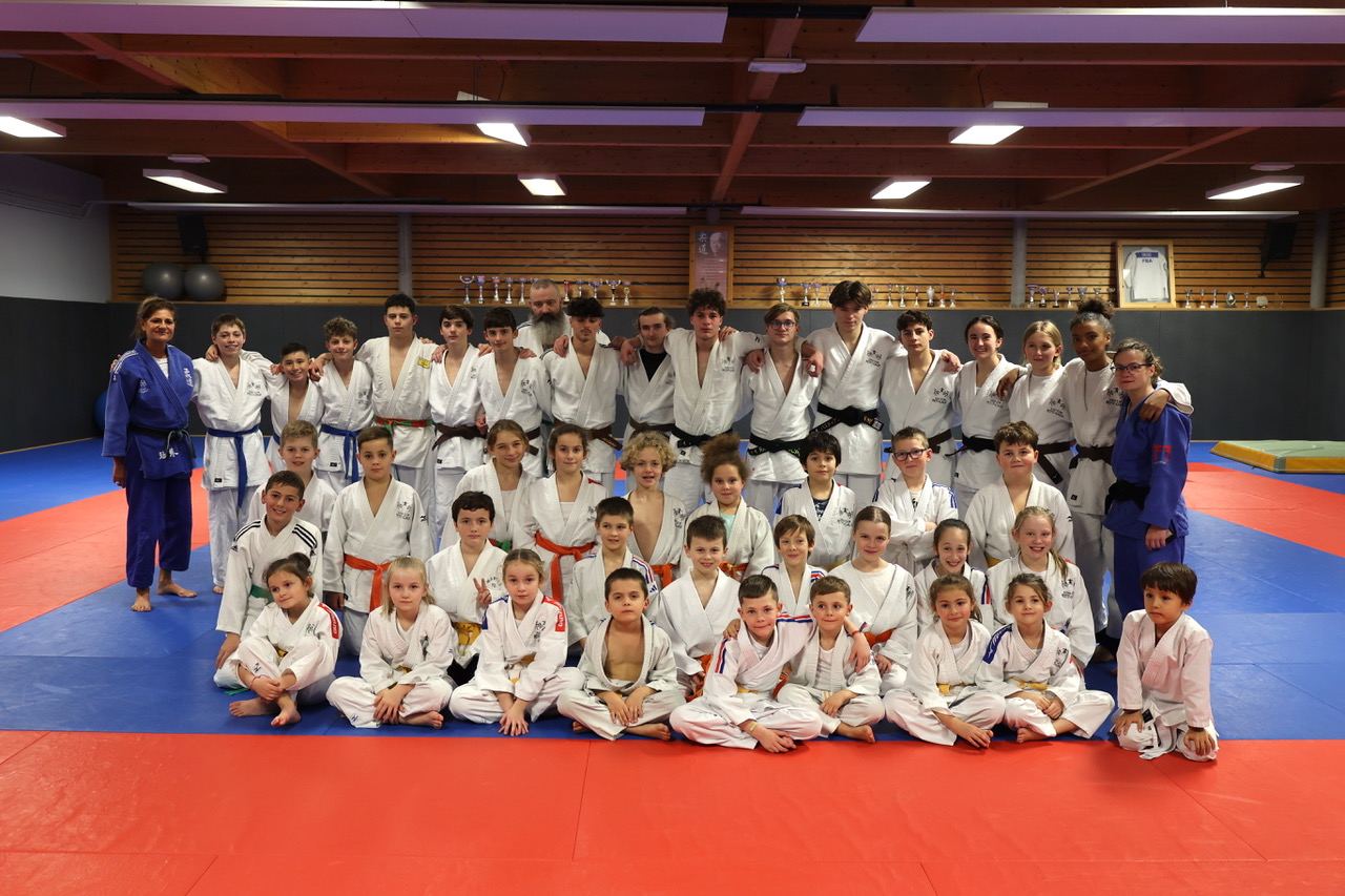 Les judokas du club rassemblés dans le dojo de Belleville-sur-Mer