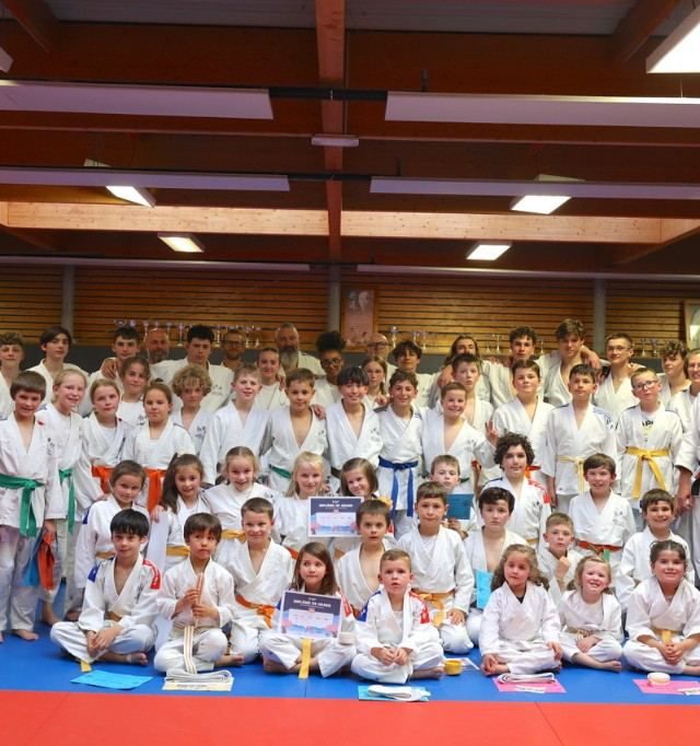 Photo de groupe des licenciés du Judo Club Petit-Caux