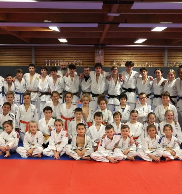 Jeunes judokas et professeurs du club sur le tatami