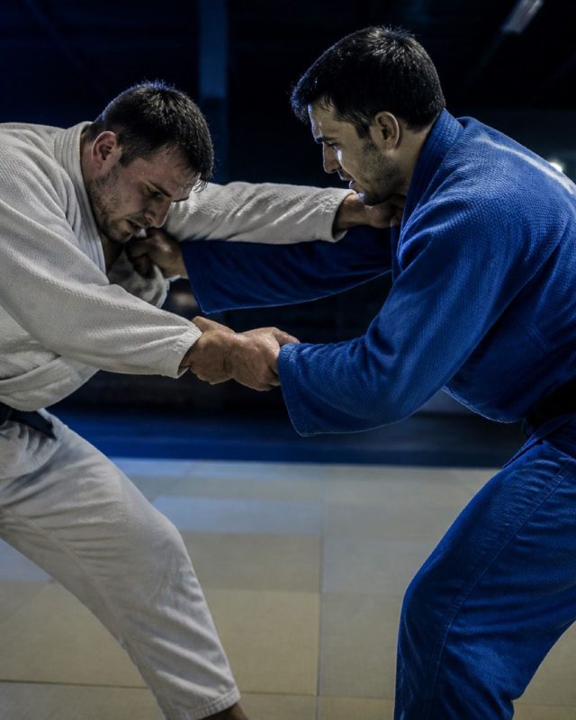 Saisie de kumikata entre deux judokas en kimono